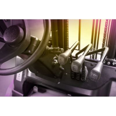 Elektrický vysokozdvižný vozík AntOn by Jungheinrich CBH 2.5 s trojitým teleskopickým zdvihovým zařízením